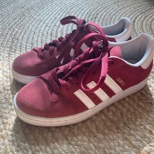 Red/burgundy adidas campus sneakers with gold detail
